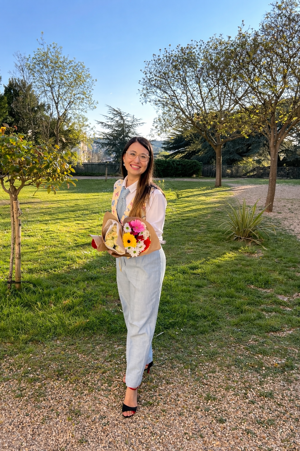 Portrait au jardin avec bouquet
